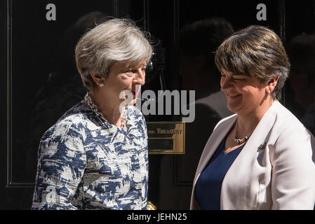 Il primo ministro Theresa Maggio saluta DUP leader Arlene Foster al di fuori 10 di Downing Street a Londra davanti a colloqui finalizzati alla messa a punto di una trattativa a puntellare la minoranza governo conservatore. Foto Stock