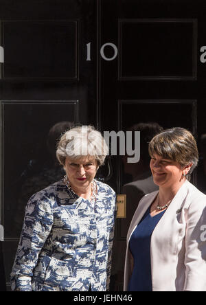 Il primo ministro Theresa Maggio saluta DUP leader Arlene Foster al di fuori 10 di Downing Street a Londra davanti a colloqui finalizzati alla messa a punto di una trattativa a puntellare la minoranza governo conservatore. Foto Stock