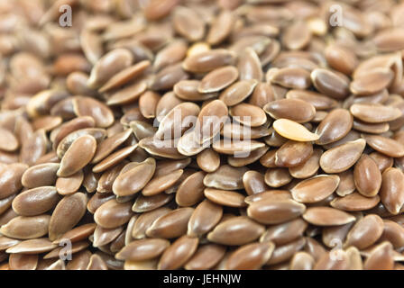 Primo piano di una pila di i semi di lino (aka flaxseeds) riempimento di tutta la trama. Foto Stock