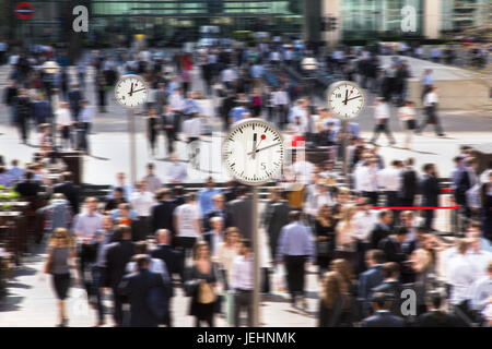 Tempo per il pranzo per chi lavora in ufficio a Canary Wharf. Vita aziendale di Londra Foto Stock