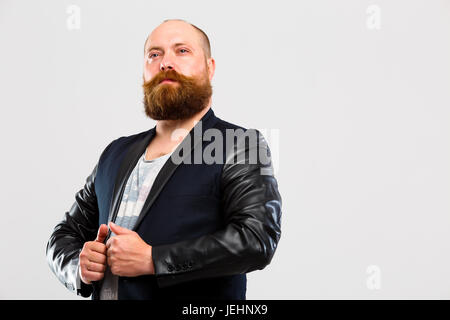 Orgoglioso uomo brutale con la barba Foto Stock