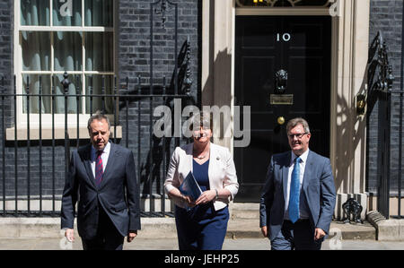 DUP leader Arlene Foster, DUP vice leader Nigel Dodds (sinistra) e MP Sir Jeffrey Donaldson lasciare 10 di Downing Street a Londra dopo che le parti hanno convenuto un accordo per il supporto di una minoranza governo conservatore. Foto Stock