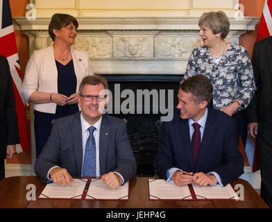 Il primo ministro Theresa Maggio stand con DUP leader Arlene Foster (sinistra), come DUP MP Sir Jeffrey Donaldson (seconda a destra) e parlamentare il Segretario al tesoro, e Chief Whip, Gavin Williamson, sorriso interno 10 di Downing Street, Londra, dopo la partizione DUP hanno convenuto un accordo per il supporto di una minoranza governo conservatore. Foto Stock