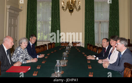 Il primo ministro Theresa Maggio si siede con il primo segretario di Stato di Damian verde (sinistra) e segretario parlamentare al tesoro, e Chief Whip, Gavin Williamson (terza a sinistra) come parlano con DUP leader Arlene Foster (seconda a destra), DUP vice leader Nigel Dodds (terza a destra), e DUP MP Sir Jeffrey Donaldson interno 10 di Downing Street, Londra. La DUP ha accettato un accordo per sostenere la minoranza governo conservatore. Foto Stock