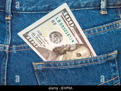 Un centinaio di dollari bill fuori del blue jeans pocket
