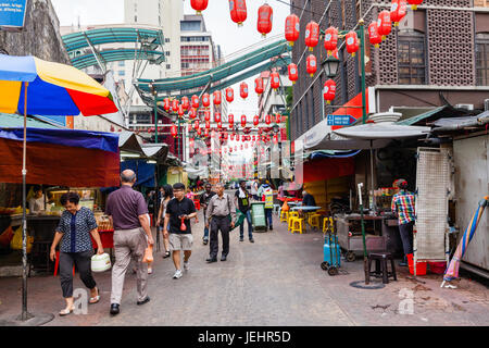 KUALA LUMPUR, Malesia - 03 agosto: Unidentified persone sulla strada di Kuala Lumpur Chinatown su agosto 03, 2016 a Kuala Lumpur, Malesia. Foto Stock