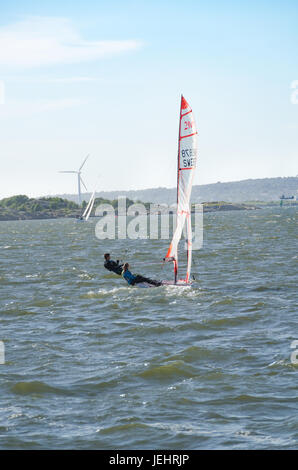 Un po' piccola saiboat nel vento su la westcoast svedese Foto Stock