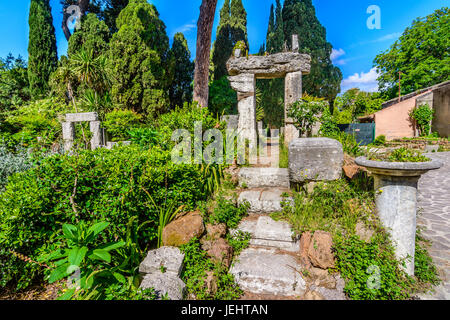 Antico rudere romano a Villa Celimontana, Roma, Italia Foto Stock