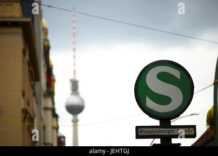 S-Bahn ingresso sign Oranienburger Strasse stazione con la torre della TV (Fernsehturm) in background, Berlin Mitte, Germania Foto Stock