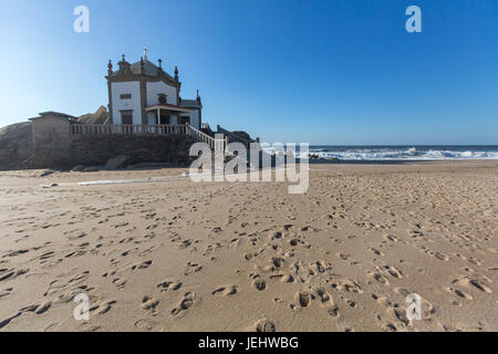 Cappella Senhor da Pedra su Miramar Beach, Vila Nova de Gaia, Portogallo. Foto Stock