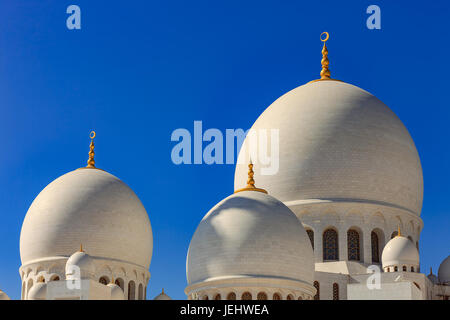 Abu Dhabi, Emirati Arabi Uniti - cupole di marmo dell'iconico Sheikh Zayed grande moschea della città capitale. Foto Stock