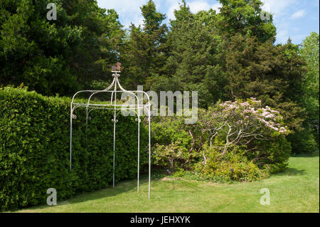 Wirework gazebo in sedgwick giardini. lunga hill station wagon in Beverly, MA. Foto Stock