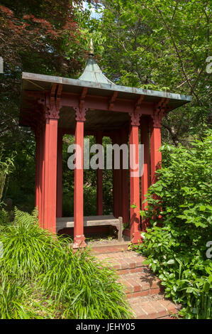 La pagoda cinese in sedgwick giardini. lunga hill station wagon in Beverly, MA. Foto Stock