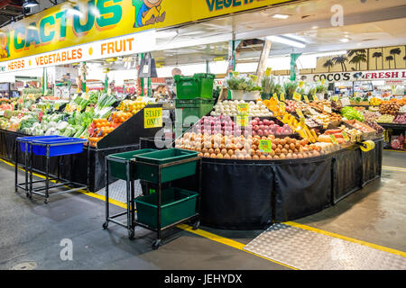 Adelaide, Australia - 12 Novembre 2016: People shopping presso il Mercato Centrale di Adelaide per un weekend. Si tratta di una popolare attrazione turistica nell'area CBD un Foto Stock