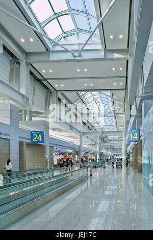 SEUL-OTT. 24, 2015. Interno dell'aeroporto internazionale di Incheon. E' il più grande aeroporto della Corea del Sud. SKYTRAX lo ha classificato come l'aeroporto più pulito del mondo. Foto Stock