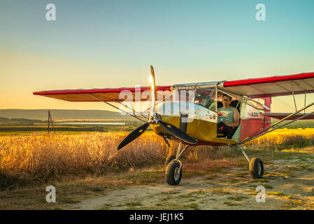 Un raccolto duster si applica ai prodotti chimici di un campo Foto Stock
