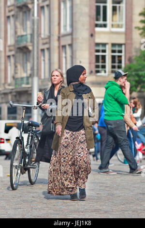 AMSTERDAM-26 AGOSTO 2014. Esotica ragazza musulmana in Piazza Dam. Si stima che nei Paesi Bassi ci siano 1.2 milioni di musulmani. Foto Stock