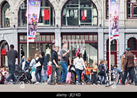 AMSTERDAM-26 AGOSTO 2014. I turisti camminano su una piazza della corona Dam, la piazza più famosa di Amsterdam. E' in una posizione centrale molto comoda. Foto Stock