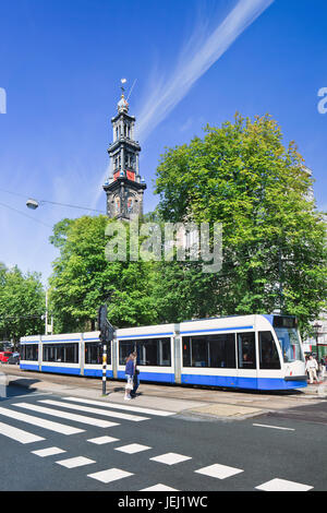 AMSTERDAM-24 AGOSTO 2014. Tram con la torre occidentale sullo sfondo. I trasporti in città esistono principalmente in bicicletta e con i mezzi pubblici. Foto Stock