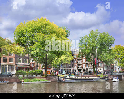 AMSTERDAM-24 AGOSTO 2014. Vista sul quartiere Jordaan. In origine un quartiere di classe operaia, Jordaan divenne una posizione costosa e di alto livello. Foto Stock