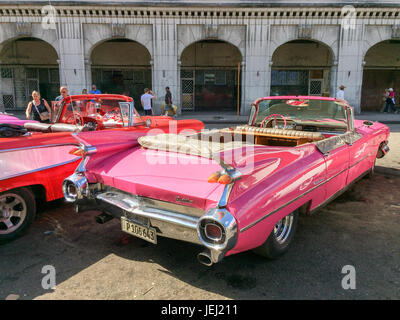 L'Avana, Cuba - 18 aprile: turisti ammirando vintage american classic cars parcheggiato all'Avana il 18 aprile 2016 a L'Avana Foto Stock