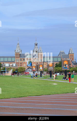 AMSTERDAM-AGO. 17. Piazza del museo al tramonto. Intorno ad essa si trovano diversi musei: Rijksmuseum, Museo Van Gogh, Museo Stedelijk e Museo dei diamanti. Foto Stock