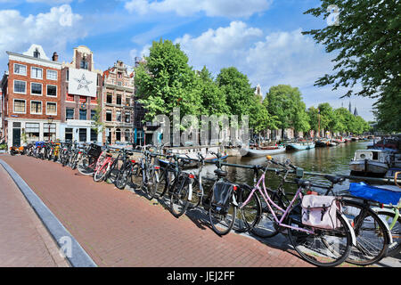 AMSTERDAM-AGO. 18, 2012. Molte biciclette Amsterdam. Le biciclette superano il numero di persone ad Amsterdam: 760,000 cittadini e quasi un milione di biciclette. Foto Stock