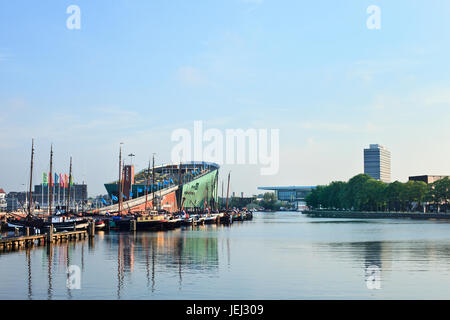 AMSTERDAM-AGO. 20, 2012. Centro scientifico NEMO al 20 agosto 2012 ad Amsterdam. Ha le sue origini nel 1923, attuale progetto di costruzione di Renzo piano (1997). Foto Stock