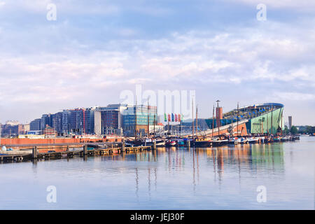 AMSTERDAM-AGO. 20, 2012. Centro scientifico NEMO all'alba. Centro scientifico NEMO ha le sue origini nel 1923, attuale progetto edilizio di Renzo piano (1997). Foto Stock