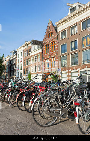 AMSTERDAM-AGO. 20, 2012. Biciclette parcheggiate ad Amsterdam. Biciclette fuori numero di persone ad Amsterdam: 760,000 cittadini, quasi un milione di biciclette. Foto Stock