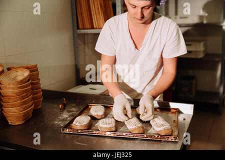 Dimostrando di pasta di semola nel cestello. Panificio privato. La produzione del pane. Foto Stock