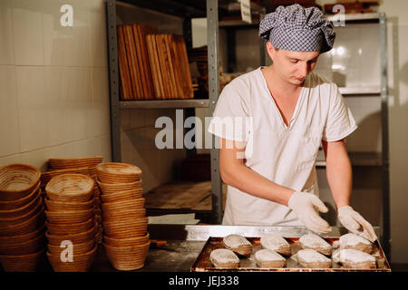 Dimostrando di pasta di semola nel cestello. Panificio privato. La produzione del pane. Foto Stock