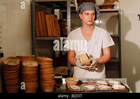 Dimostrando di pasta di semola nel cestello. Panificio privato. La produzione del pane. Foto Stock