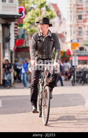 AMSTERDAM – 20 LUGLIO 2009. Ciclista nel centro di Amsterdam. Amsterdam è una delle città più adatte alle biciclette del mondo. Foto Stock