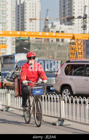 PECHINO – 27 MARZO 2012. Il corriere di fast food cinese, la catena di ristoranti espanse senza fiato, si contendono di afferrare una fetta più grande del mercato del fast food. Foto Stock