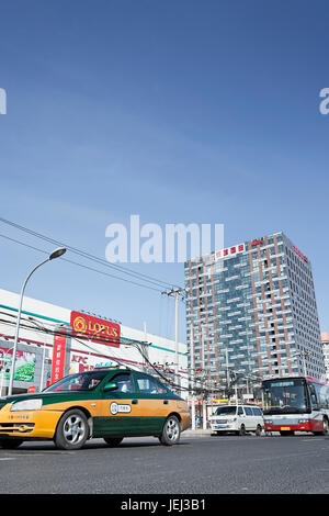 PECHINO-31 MARZO 2012. Taxi sulla strada a Pechino. I taxi di Pechino sono convenienti e abbastanza economici dai paesi occidentali. Foto Stock