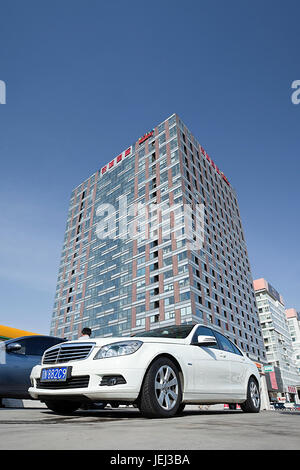 PECHINO-31 MARZO 2012. Mercedes Benz parcheggiata. La Cina è il mercato a più rapida crescita mondiale per i marchi occidentali di auto di lusso Foto Stock