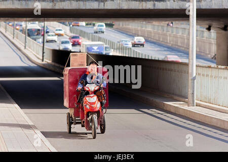 PECHINO – OTT. 25, 2011. 2010. Bici da carico su strada. Anche se il loro numero è in declino, i tricicli di trasporto sono ancora una modalità di trasporto popolare. Foto Stock