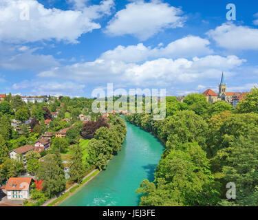 Angolo di alta vista sul lussureggiante ambiente verde di Berna, la capitale della Svizzera. Foto Stock