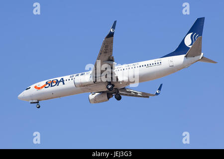 PECHINO-13 MARZO 2015. Shandong Airlines B-5111 Boeing 737-800 atterraggio. Il Boeing 737 è un jet a corpo stretto a due motori di gamma da breve a media. Foto Stock