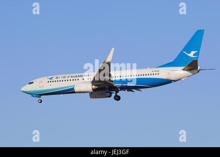PECHINO-13 MARZO 2015. Xiamen Airlines B-5655 Boeing 737-800 atterrando alla BCIA. Boeing 737 è un jet a corpo stretto a due motori di gamma da breve a media. Foto Stock