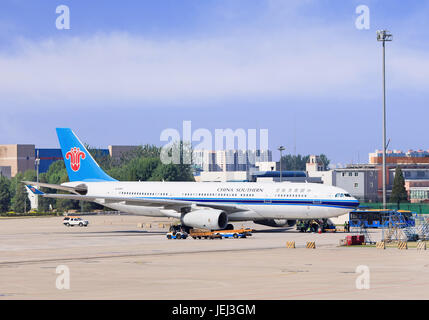 PECHINO-15 LUGLIO 2016. B-6058 China Southern Airlines Airbus A330-243 parcheggiato all'aeroporto internazionale di Pechino capitale in una giornata di sole. Foto Stock