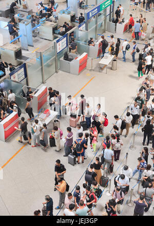 PECHINO-15 LUGLIO 2016. Vista ad alto angolo sull'area di controllo di sicurezza dell'Aeroporto Internazionale di Pechino capitale, Terminal 3, il secondo piu' grande del mondo. Foto Stock