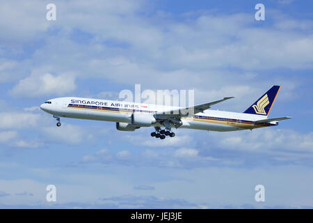 PECHINO-3 SETTEMBRE 2012. Boeing 777-312ER, 9V-SWG, Singapore Airlines atterra a Pechino. Si tratta di una compagnia aerea a due motori di medio-lungo raggio Foto Stock