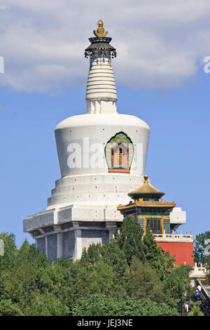 Maestoso stupa tibetano contro un cielo blu, il Parco Beihai, Pechino, Cina Foto Stock