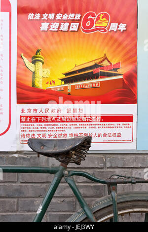 PECHINO-GEN. 23, 2009. Poster su un muro di mattoni per celebrare il 60° anniversario della Repubblica popolare Cinese. Foto Stock