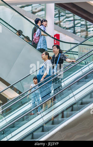 PECHINO-15 MAGGIO 2016. Donna incinta con bambino nel centro commerciale. La Cina è preoccupata per l’invecchiamento della popolazione e ha posto fine alla sua politica di un figlio unico. Foto Stock