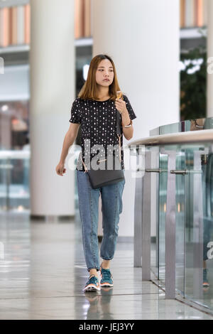 PECHINO-15 MAGGIO 2016. Ragazza alla moda nel centro commerciale. I dettaglianti di moda internazionali sono ora rivolti ai giovani cinesi. Foto Stock