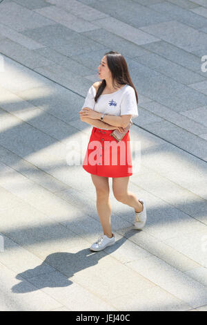 PECHINO-18 MAGGIO 2016. Bella ragazza nel centro commerciale. La questione delle donne non sposate, spesso stigmatizzate come donne ancora in vita) è una preoccupazione in Cina. Foto Stock