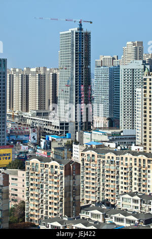 DALIAN-NOV. 1. Paesaggio urbano di Dalian, grattacielo in costruzione. Con 1700 persone per KMQ Dalian classifica 33 tra le città più grandi del mondo. Foto Stock